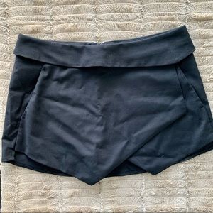Aritzia/Talula Black Skort. Size 4